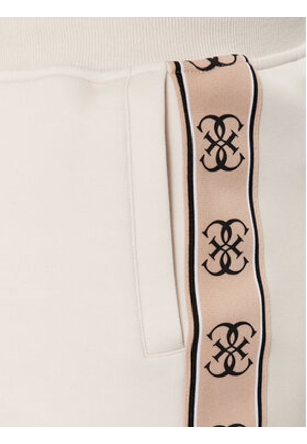 Guess Szorty materiałowe Mickey Z4RD04 KB3P2 Écru Regular Fit. Kolor: kremowy. Materiał: bawełna