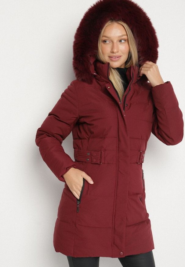 Born2be - Bordowa Zimowa Kurtka z Pikowaniem i Kapturem z Futrem Gisatte. Okazja: do pracy, na co dzień, na spotkanie biznesowe. Kolor: czerwony. Materiał: futro. Sezon: zima. Styl: casual, elegancki, biznesowy