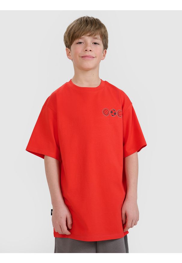 4f - 4F T-shirt oversize z nadrukiem chłopięcy - czerwony 158 (12-13 lat). Okazja: na co dzień. Kolor: czerwony. Materiał: dzianina, bawełna, jersey. Długość rękawa: krótki rękaw. Długość: krótkie. Wzór: nadruk. Sezon: lato. Styl: klasyczny, sportowy, casual