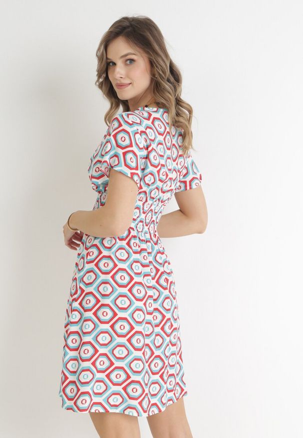 Born2be - Czerwono-Biała Sukienka Mini z Wiskozy z Gumką w Pasie i Kopertowym Dekoltem Karisa. Kolor: czerwony. Materiał: wiskoza. Długość rękawa: krótki rękaw. Sezon: wiosna, lato. Typ sukienki: kopertowe. Długość: mini