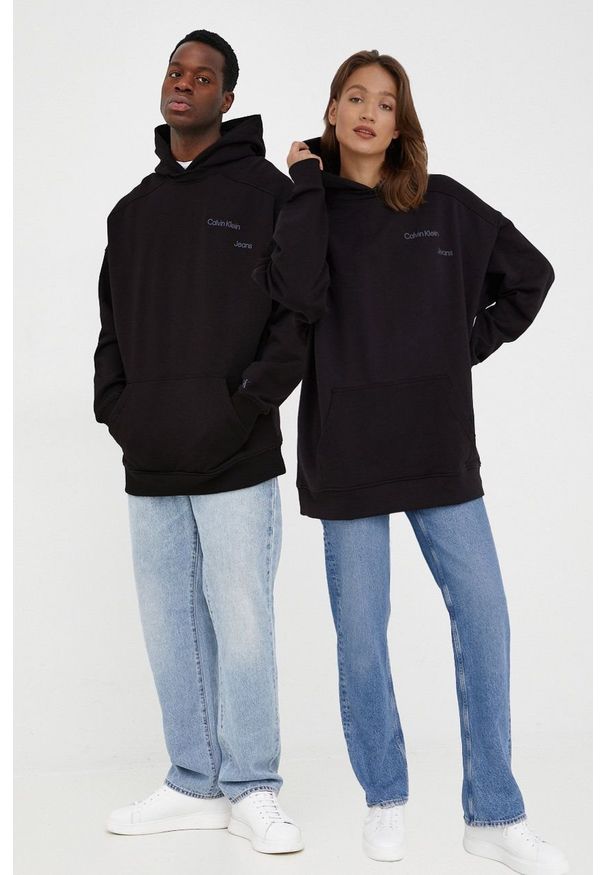 Calvin Klein Jeans bluza J40J400143.PPYY kolor czarny z kapturem gładka. Typ kołnierza: kaptur. Kolor: czarny. Materiał: bawełna, włókno, dzianina, lyocell. Wzór: gładki