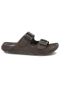 Brązowe Klapki Jeep Modne Obuwie Męskie. Kolor: brązowy. Materiał: materiał. Wzór: paski. Sezon: lato. Styl: klasyczny #5