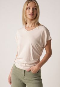 Born2be - Beżowy T-shirt z Wiskozy z Trójkątnym Dekoltem Achiore. Okazja: na co dzień. Kolor: beżowy. Materiał: wiskoza. Styl: casual, klasyczny #3