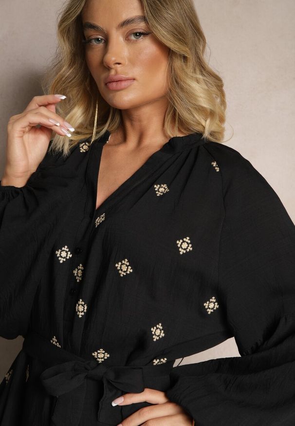 Renee - Czarna Sukienka z Wiskozy Oversize Ozdobiona Haftem Venalari. Okazja: na co dzień, na spacer. Kolor: czarny. Materiał: wiskoza. Wzór: haft, aplikacja. Sezon: wiosna, lato. Typ sukienki: oversize. Styl: klasyczny, casual, elegancki