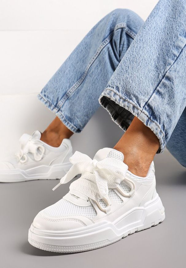Born2be - Białe Sneakersy na Niskiej Platformie z Szerokimi Sznurówkami Gritte. Kolor: biały. Obcas: na platformie