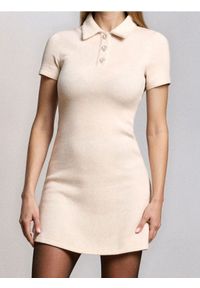 Sinsay - Sukienka mini z ozdobnymi guzikami - kremowy. Kolor: kremowy. Długość: mini