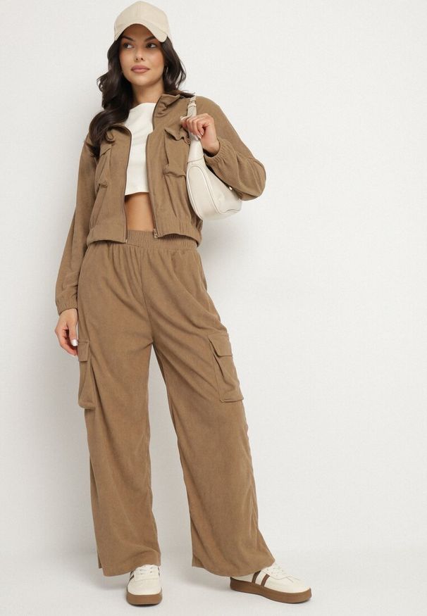 Born2be - Jasnobrązowy Komplet Dresowy w Stylu Cargo Bluza ze Stójką i Szerokie Spodnie Arritarra. Kolor: brązowy. Materiał: dresówka