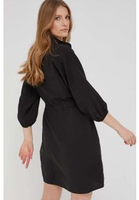 Answear Lab sukienka kolor czarny mini oversize. Typ kołnierza: kołnierzyk stójkowy. Kolor: czarny. Materiał: tkanina. Typ sukienki: oversize. Styl: wakacyjny. Długość: mini