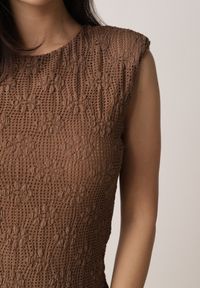 Born2be - Brązowa Sukienka Ażurowa z Usztywnioną Linią Ramion i Przezroczystym Dołem Semiriel. Kolor: brązowy. Materiał: zamsz. Wzór: ażurowy. Styl: elegancki, klasyczny #6