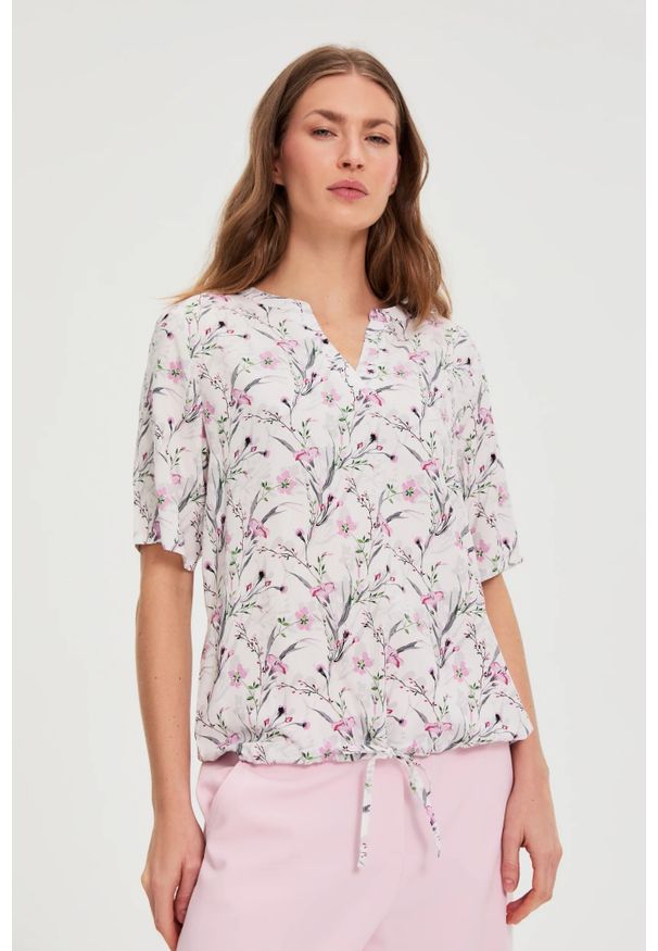 MOODO - Koszula w kwiaty różowa. Kolor: różowy. Materiał: wiskoza. Wzór: kwiaty