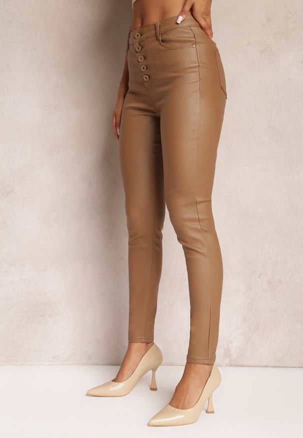 Renee - Jasnobrązowe Modelujące Spodnie z Ekoskóry o Fasonie Skinny Caetana. Okazja: na co dzień. Kolor: brązowy. Styl: casual, elegancki