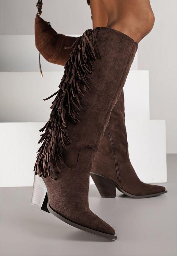 Born2be - Ciemnobrązowe Kozaki Kowbojki na Stożku z Imitacji Zamszu Zdobione Frędzlami Rabella. Okazja: na co dzień. Kolor: brązowy. Materiał: zamsz. Wzór: aplikacja. Obcas: na stożku. Styl: boho, casual, klasyczny. Wysokość obcasa: średni