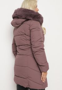 Born2be - Ciemnofioletowa Kurtka Pikowana z Ozdobnymi Przeszyciami Ozdobiona Futerkiem Sarittia. Okazja: na co dzień, na spacer. Kolor: fioletowy. Materiał: futro. Wzór: aplikacja. Sezon: zima. Styl: klasyczny, casual, elegancki #3