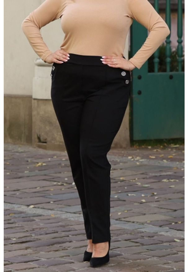KARKO - Spodnie wysoki stan bawełniane rurki eleganckie EWKA czarne. Okazja: do pracy. Stan: podwyższony. Kolekcja: plus size. Kolor: czarny. Materiał: bawełna. Styl: elegancki