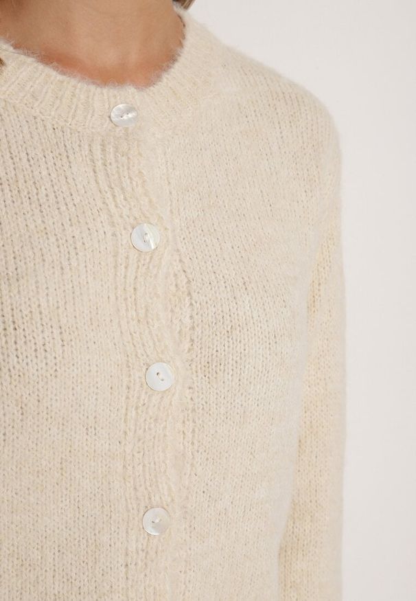 Born2be - Beżowy Casualowy Kardigan o Klasycznym Kroju Riathiel. Okazja: na co dzień. Kolor: beżowy. Materiał: jeans. Długość rękawa: długi rękaw. Długość: długie. Styl: casual, klasyczny