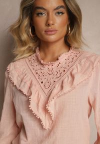 Renee - Różowa Bluzka z Bawełny Zdobiona Ażurowym Haftem i Falbaną Nevole. Okazja: na co dzień. Kolor: różowy. Materiał: bawełna. Długość rękawa: długi rękaw. Długość: długie. Wzór: haft, ażurowy, aplikacja. Styl: casual, elegancki