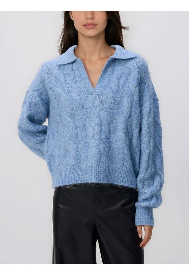 Reserved - Sweter z kołnierzykiem - jasnoniebieski. Kolor: niebieski. Materiał: dzianina, wełna