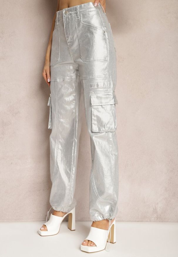 Renee - Srebrne Metaliczne Spodnie Bojówki z Kieszeniami Honna. Kolor: srebrny. Wzór: aplikacja. Styl: elegancki