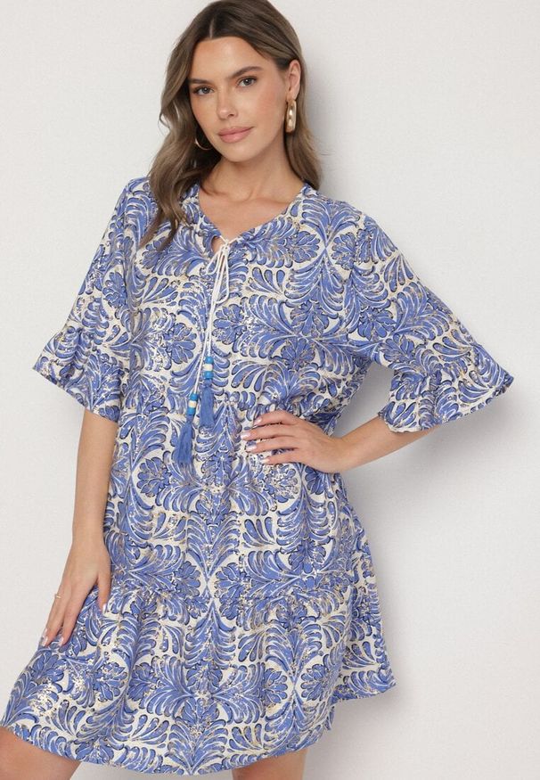 Born2be - Niebieska Sukienka z Lnem o Rozkloszowanym Kroju z Falbanami i Metalicznym Nafrukiem Rinanis. Okazja: na co dzień. Typ kołnierza: dekolt w serek. Kolor: niebieski. Materiał: len. Wzór: aplikacja. Styl: casual, elegancki, klasyczny