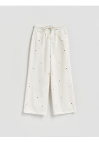 Reserved - Jeansy wide leg z haftem - biały. Kolor: biały. Wzór: haft #1