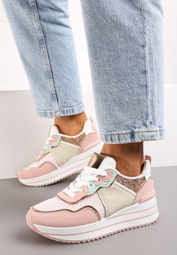Renee - Różowe Sneakersy na Niskiej Platformie ze Wstawkami z Brokatu Quinnes. Okazja: na co dzień. Zapięcie: sznurówki. Kolor: różowy. Obcas: na platformie