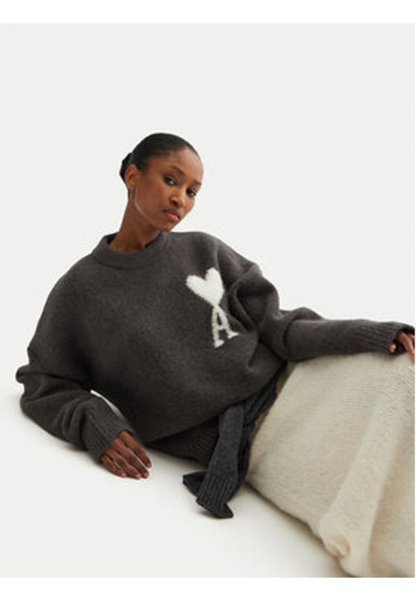 AMI PARIS Sweter UKS025.KN0032 Szary Regular Fit. Kolor: szary. Materiał: wełna