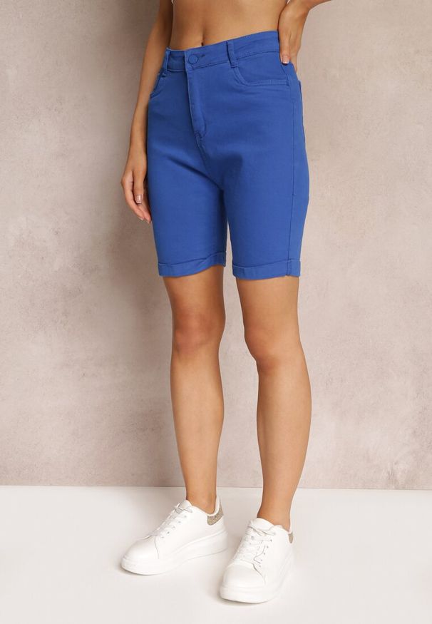 Renee - Niebieskie Szorty do Kolana z Wysokim Stanem Betria. Okazja: na co dzień. Stan: podwyższony. Kolor: niebieski. Styl: casual, klasyczny