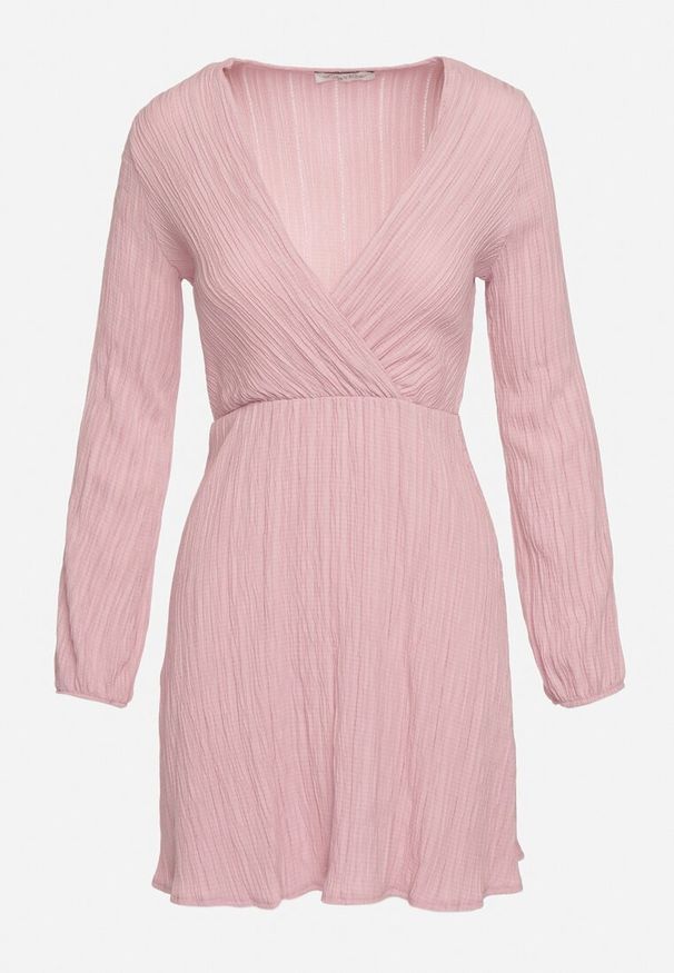 Born2be - Różowa Plisowana Sukienka Mini z Kopertowym Dekoltem i Gumką w Pasie Umiena. Kolor: różowy. Długość rękawa: długi rękaw. Typ sukienki: kopertowe. Styl: klasyczny. Długość: mini