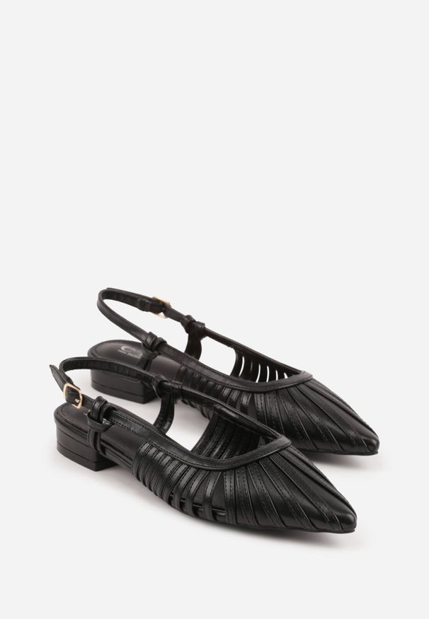 Born2be - Czarne Sandały na Płaskiej Podeszwie Ozdobione Wycięciami Auraly. Okazja: na co dzień. Zapięcie: sprzączka. Kolor: czarny. Materiał: jeans. Wzór: aplikacja. Obcas: na płaskiej podeszwie. Styl: casual, elegancki