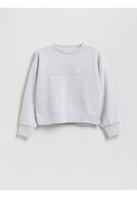 Reserved - Bluza z haftowanym napisem - jasnoszary. Kolor: szary. Materiał: bawełna, dzianina. Wzór: napisy, haft #1
