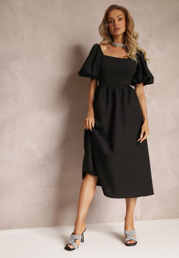 Renee - Czarna Midi Sukienka o Rozkloszowanym Fasonie z Kwadratowym Dekoltem i Bufiastymi Rękawami Briakke. Typ kołnierza: dekolt kwadratowy. Kolor: czarny. Materiał: tkanina. Wzór: gładki. Sezon: lato. Typ sukienki: rozkloszowane. Długość: midi