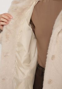 Born2be - Beżowy Płaszcz Pluszowy z Kapturem Zereta. Okazja: na co dzień, na imprezę. Typ kołnierza: kaptur. Kolor: beżowy. Materiał: jeans. Długość rękawa: długi rękaw. Długość: długie. Sezon: jesień, wiosna. Styl: casual, elegancki #5