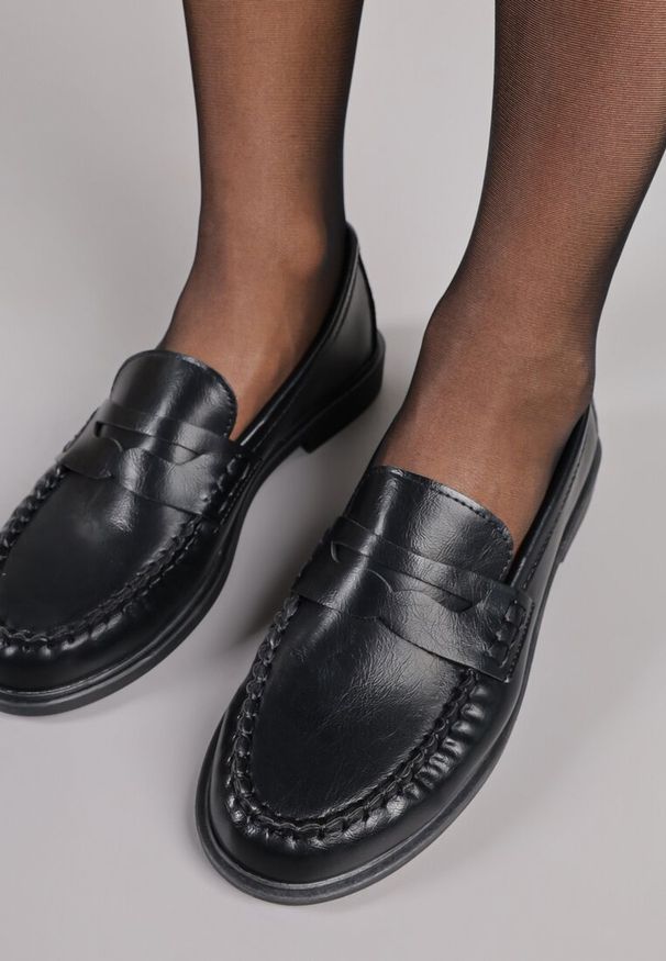 Renee - Czarne Mokasyny Vices z Marszczeniem i Wkładką ze Skóry Naturalnej Mestia. Okazja: na co dzień. Kolor: czarny. Materiał: skóra. Styl: klasyczny, casual, elegancki