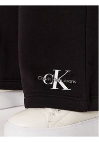 Calvin Klein Jeans Spodnie dresowe J20J221296 Czarny Relaxed Fit. Kolor: czarny. Materiał: dresówka, bawełna, syntetyk