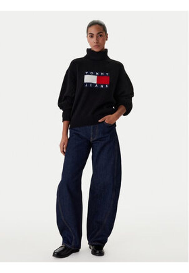 Tommy Jeans Golf Flag DW0DW22108 Czarny Relaxed Fit. Typ kołnierza: golf. Kolor: czarny. Materiał: syntetyk