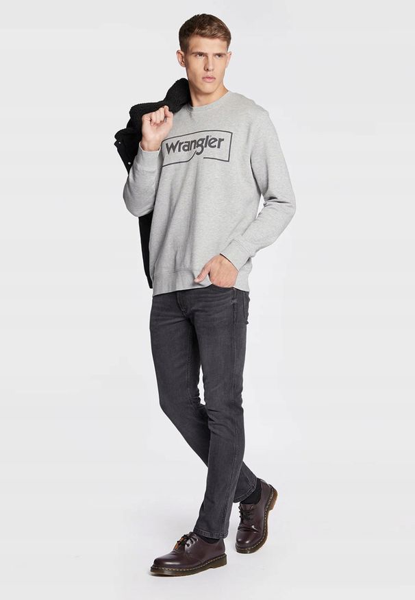 Wrangler - WRANGLER FRAME LOGO CREW MĘSKA BLUZA NADRUK MID GREY W662HAX37 112320241. Okazja: na co dzień. Materiał: bawełna, jeans. Długość rękawa: długi rękaw. Długość: długie. Wzór: nadruk. Styl: casual, klasyczny