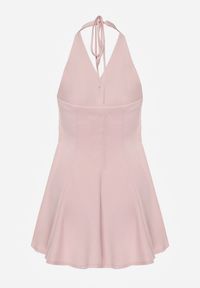 Renee - Różowa Sukienka Taliowana Rozkloszowana z Ozdobnymi Złotymi Guzikami i Wiązaniem na Szyi Argica. Okazja: na co dzień. Kolor: różowy. Materiał: poliester, jeans. Sezon: lato. Styl: casual, elegancki, klasyczny #2