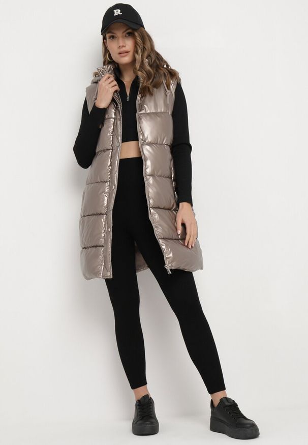 Born2be - Brązowo-Złota Długa Kamizelka Pikowana z Kapturem Agelie. Typ kołnierza: kaptur. Kolor: brązowy. Długość: długie. Wzór: aplikacja