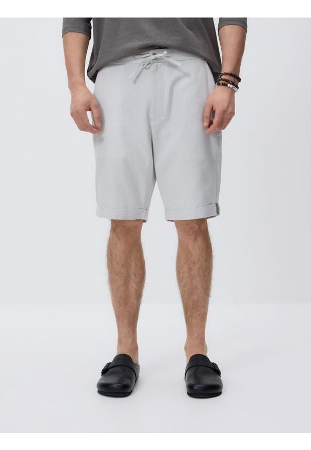 Reserved - Szorty regular z dodatkiem lnu - jasnoszary. Kolor: szary. Materiał: len