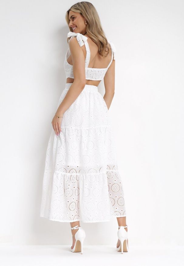 Born2be - Biała Sukienka Maxi na Wiązanych Ramiączkach z Wycięciem na Plecach Ulati. Kolor: biały. Materiał: tkanina. Długość rękawa: na ramiączkach. Wzór: haft. Długość: maxi