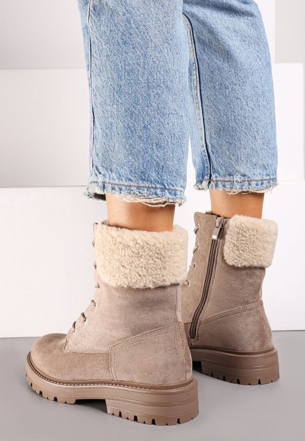 Born2be - Beżowe Botki Workery na Płaskiej Podeszwie Zdobione Futerkiem Typu Baranek Nevasilla. Okazja: na spacer. Kolor: beżowy. Materiał: futro. Szerokość cholewki: normalna. Wzór: aplikacja. Obcas: na płaskiej podeszwie. Styl: elegancki