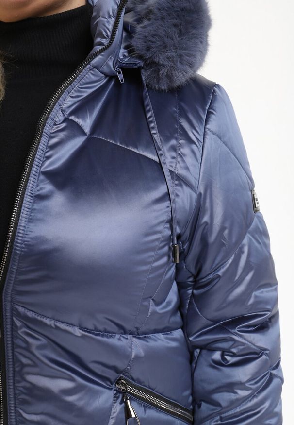 Born2be - Granatowa Kurtka Lekko Pikowana z Odpinanym Kapturem i Futerkiem Fioritta. Kolekcja: plus size. Kolor: niebieski. Materiał: futro. Sezon: zima