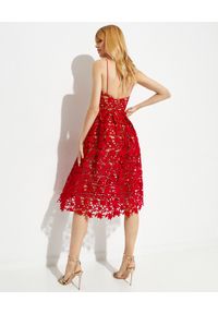 SELF PORTRAIT - Czerwona koronkowa sukienka midi. Kolor: czerwony. Materiał: koronka. Długość rękawa: na ramiączkach. Wzór: koronka. Typ sukienki: rozkloszowane. Długość: midi #3