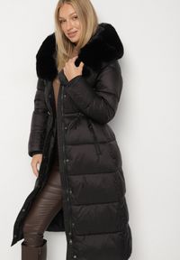 Born2be - Czarna Długa Kurtka Puchowa z Pikowanymi Przeszyciami i Kapturem z Futrem Zevea. Okazja: na co dzień, na spacer. Kolor: czarny. Materiał: puch, futro. Długość: długie. Styl: casual, elegancki #7