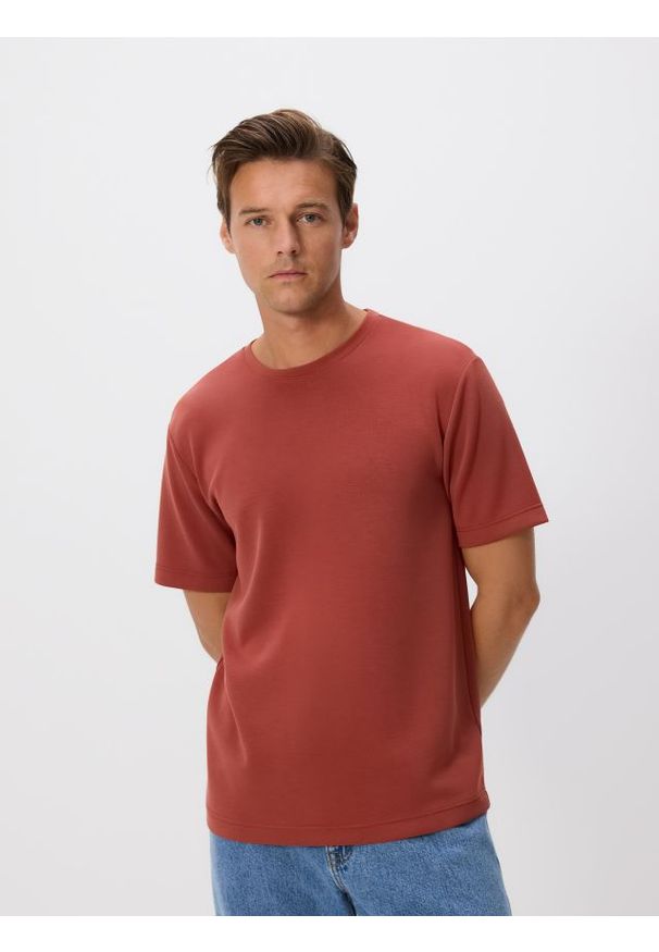 Reserved - T-shirt regular z modalem - miedziany. Kolor: brązowy. Materiał: dzianina