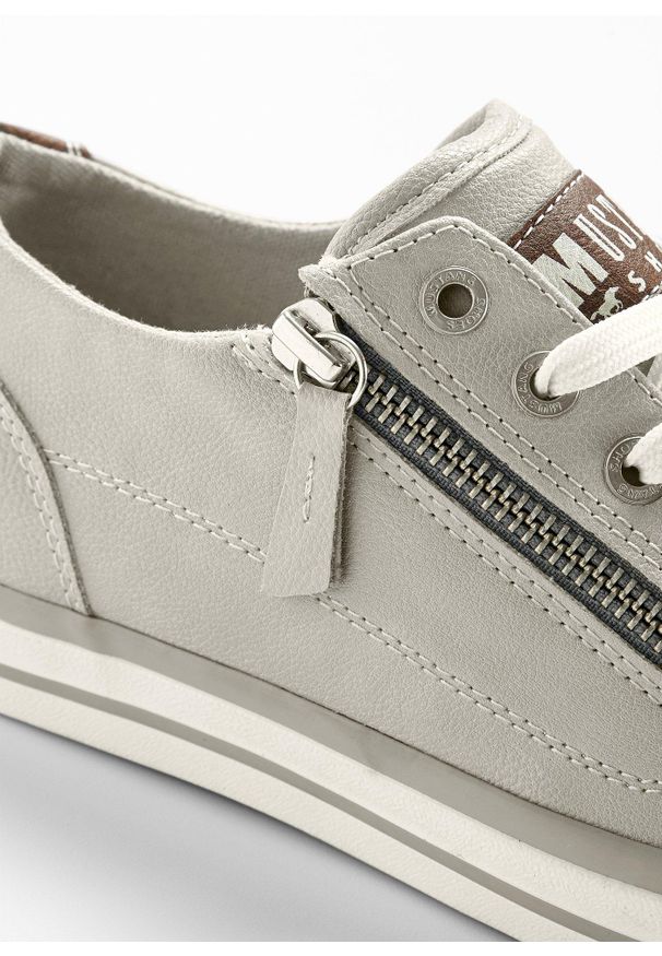 bonprix - Sneakersy marki Mustang z zamkiem. Zapięcie: zamek. Kolor: szary. Wzór: aplikacja