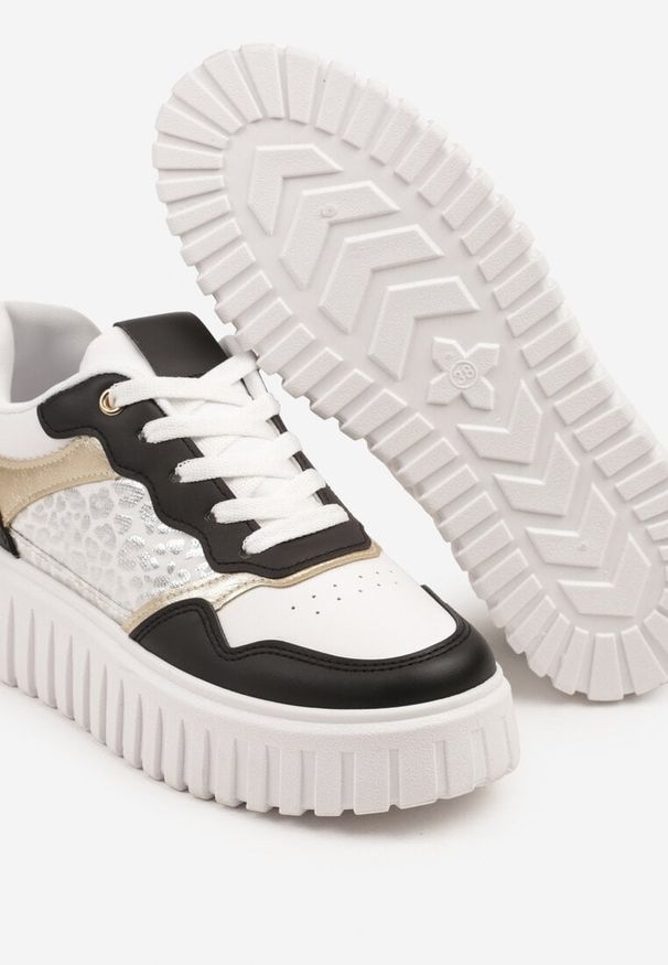 Born2be - Biało-Czarne Sneakersy na Grubej Tłoczonej Podeszwie z Perforacją i Panterką Odivila. Kolor: biały. Materiał: jeans. Wzór: motyw zwierzęcy