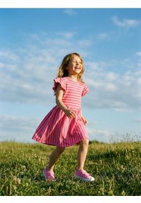 Sinsay - Bawełniana sukienka dresowa w paski - wielobarwny. Materiał: bawełna, dresówka. Wzór: paski #1