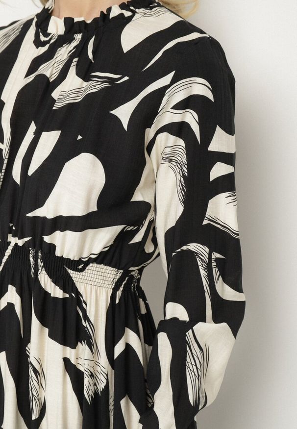 Born2be - Czarna Rozkloszowana Sukienka z Bawełną w Abstrakcyjny Wzór Silsedi. Okazja: na co dzień, na spacer. Kolor: czarny. Materiał: bawełna. Styl: klasyczny, casual, elegancki