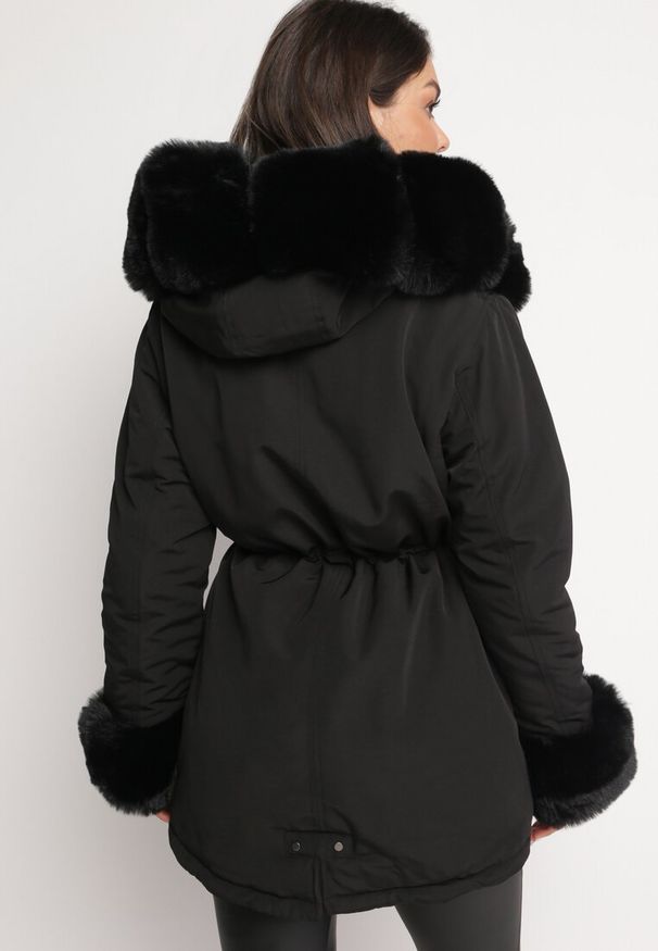 Born2be - Czarna Kurtka Parka z Futerkiem i Ściągaczem Hegade. Kolor: czarny. Materiał: futro. Wzór: aplikacja
